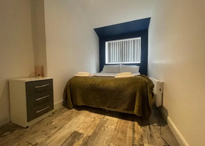 Bond Street Apartment, Sleeps 7