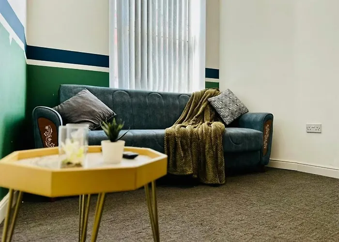 Bond Street Apartment, Sleeps 7
