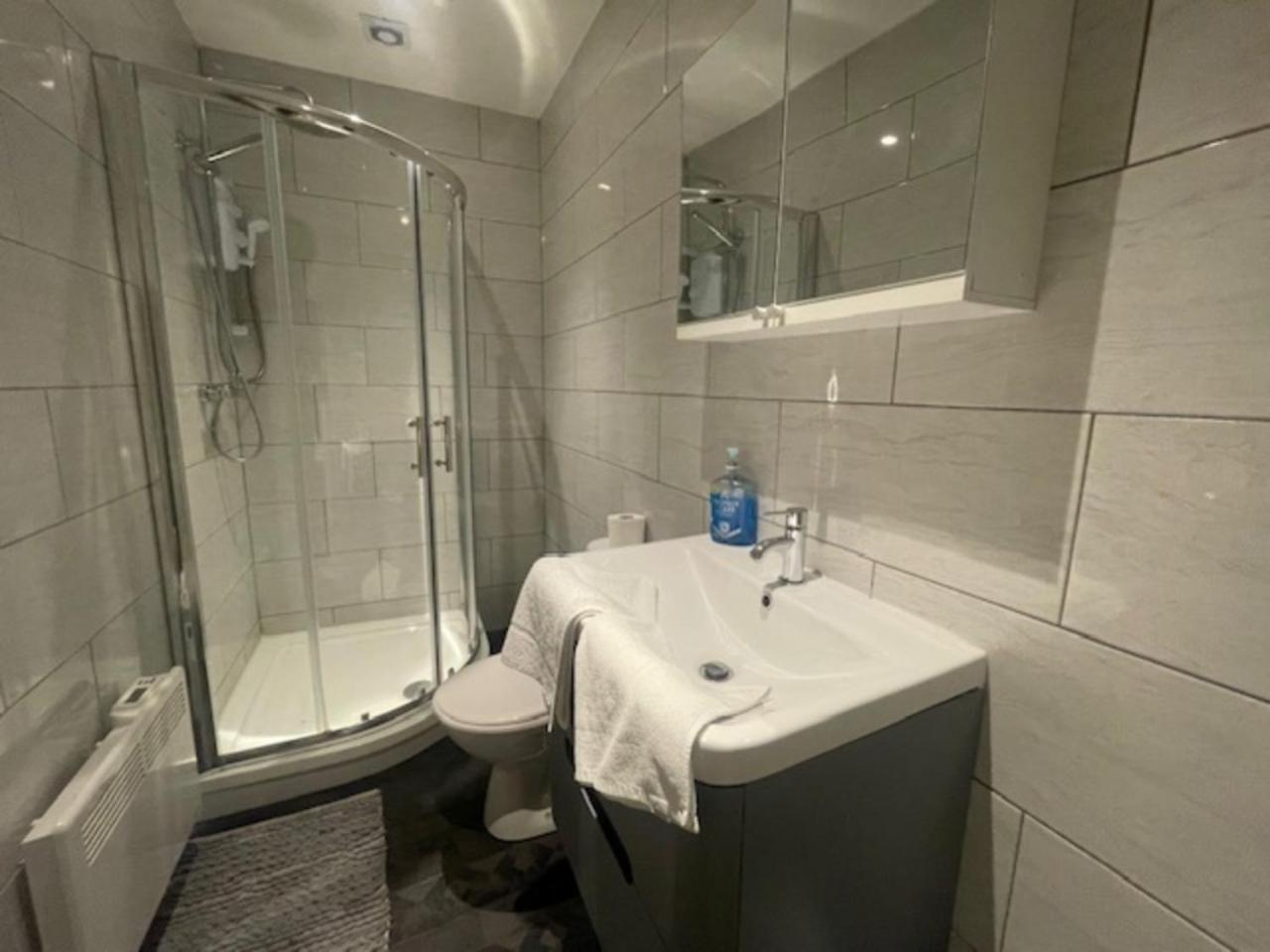 Bond Street Apartment, Sleeps 7 Apartment *