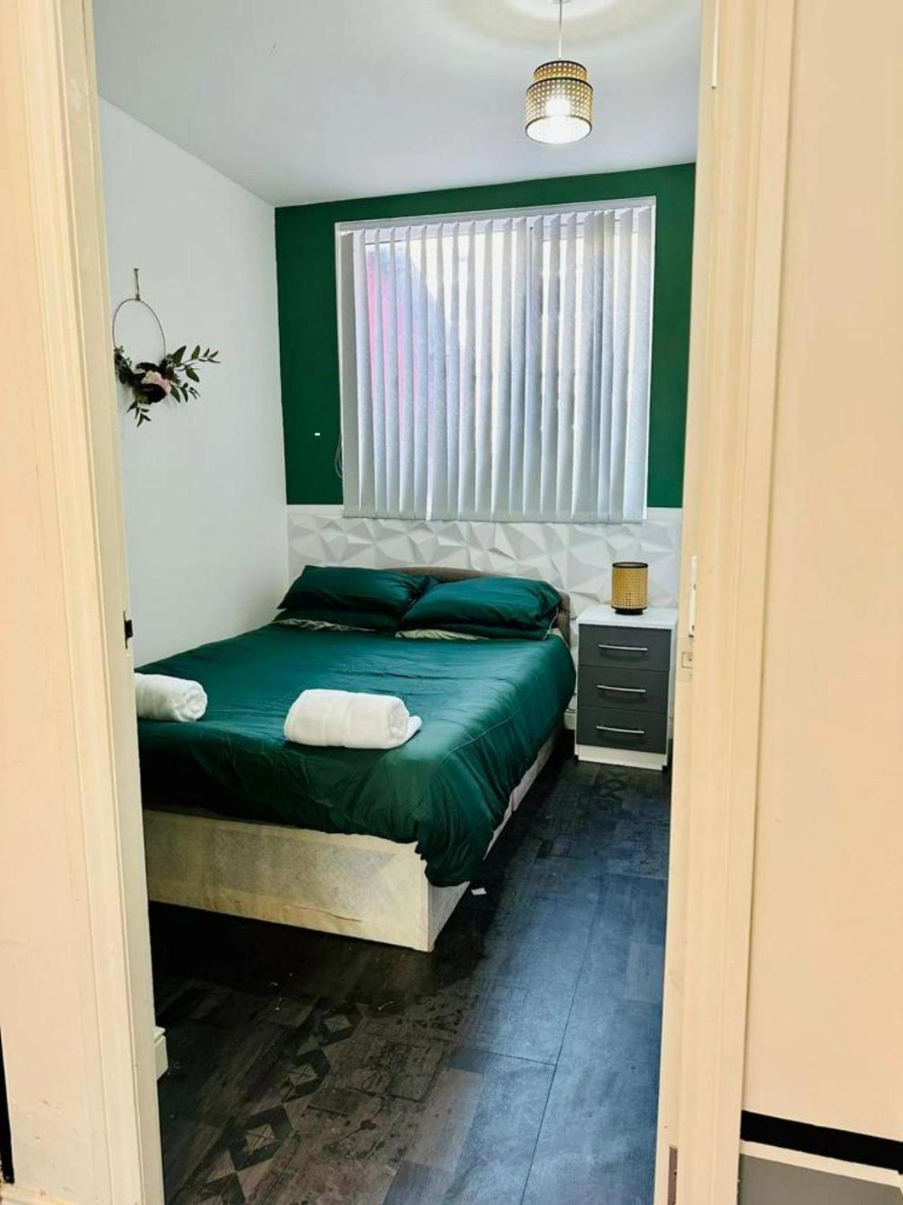 Bond Street Apartment, Sleeps 7 Blackpool